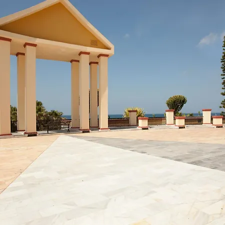 Beachside With Shared Pool * Marbella