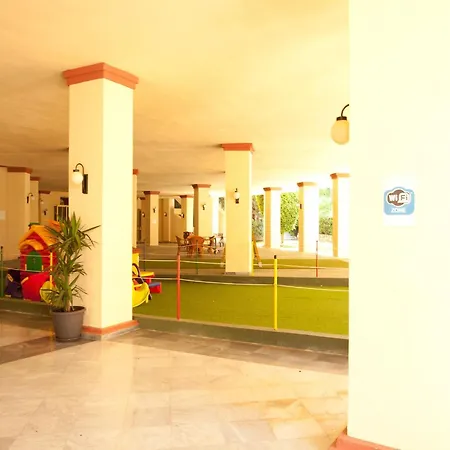 Beachside With Shared Pool Marbella