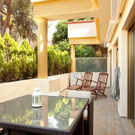 Beachside Apartment *