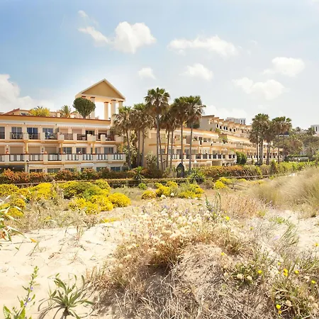 Beachside With Shared Pool * Marbella